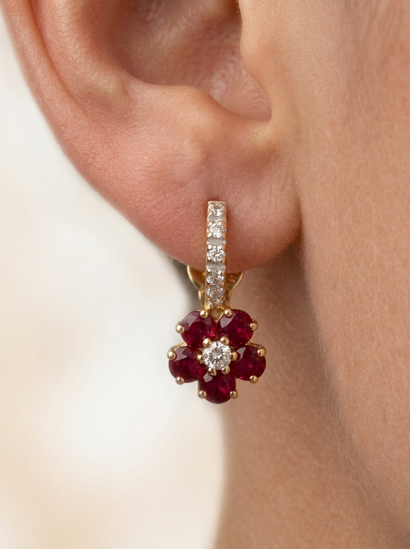 Aretes de oro 14k diseño de flor con rubíes y diamantes naturales Mod 5535