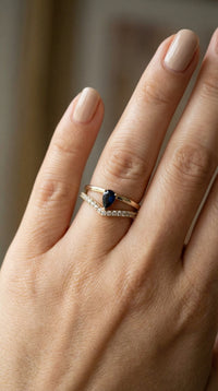 Anillo oro 10k con piedra azul corte pera y circonias