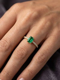 Anillo solitario de oro 14k con esmeralda y diamantes de naturales  Mod 5486