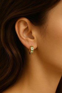 Huggies de oro 14k con incrustaciones de circonias verdes y blanca