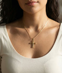 Cruz calada con corazón oro 14k