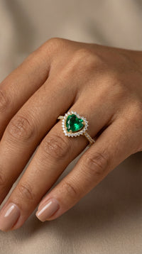 Anillo de oro 14k con circonia verde en forma de corazón e incrustación blancas