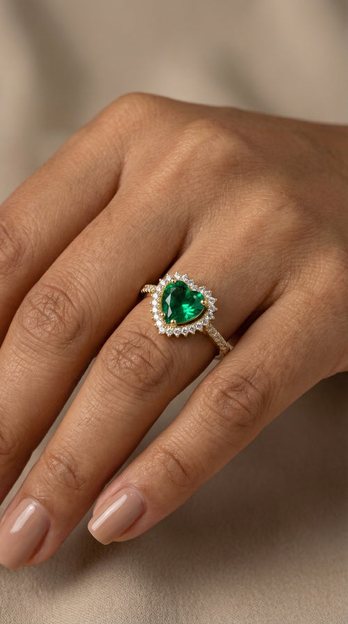 Anillo de oro 14k con circonia verde en forma de corazón e incrustación blancas