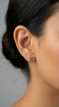 Aretes pequeños de nudo de brujas de oro 14k con incrustaciones de circonias