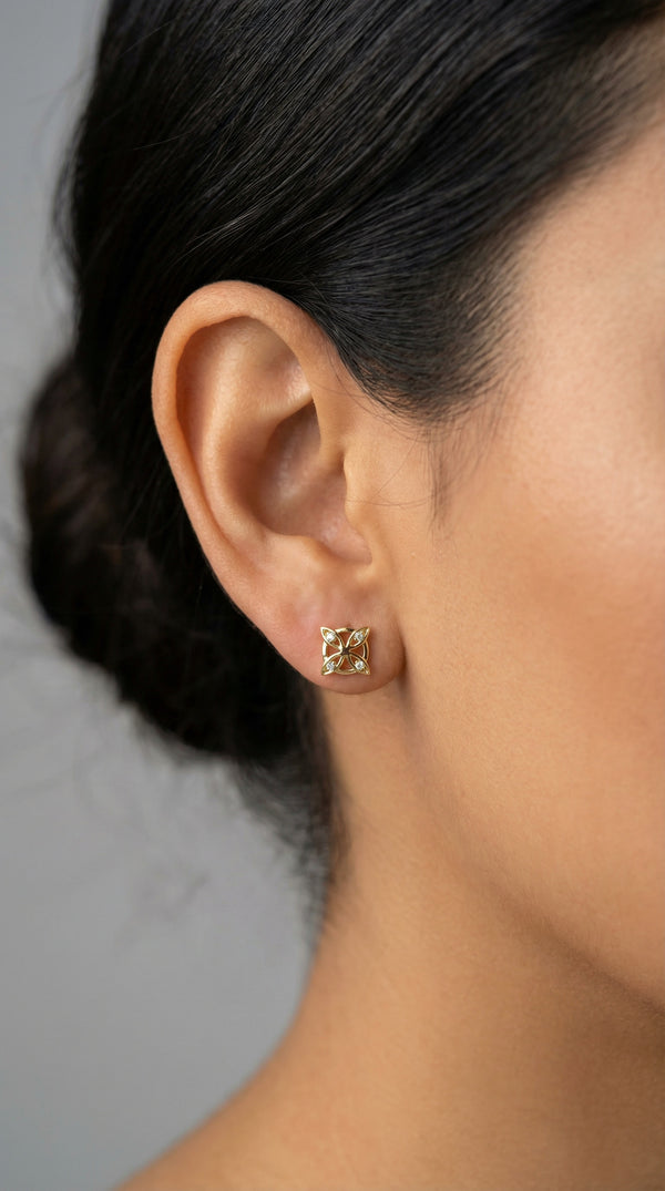 Aretes pequeños de nudo de brujas de oro 14k con incrustaciones de circonias