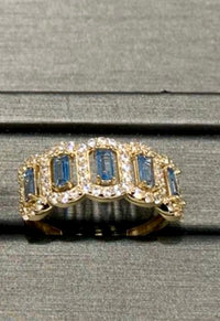 Anillo de oro 10k con piedras baguette azules y halo de brillantes