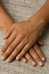 Pulsera ultra delgada con colgante de mano de Fátima de oro 14k