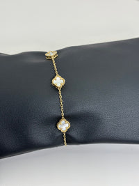 Pulsera de trébol pequeño de oro 14k con piedra madre perla