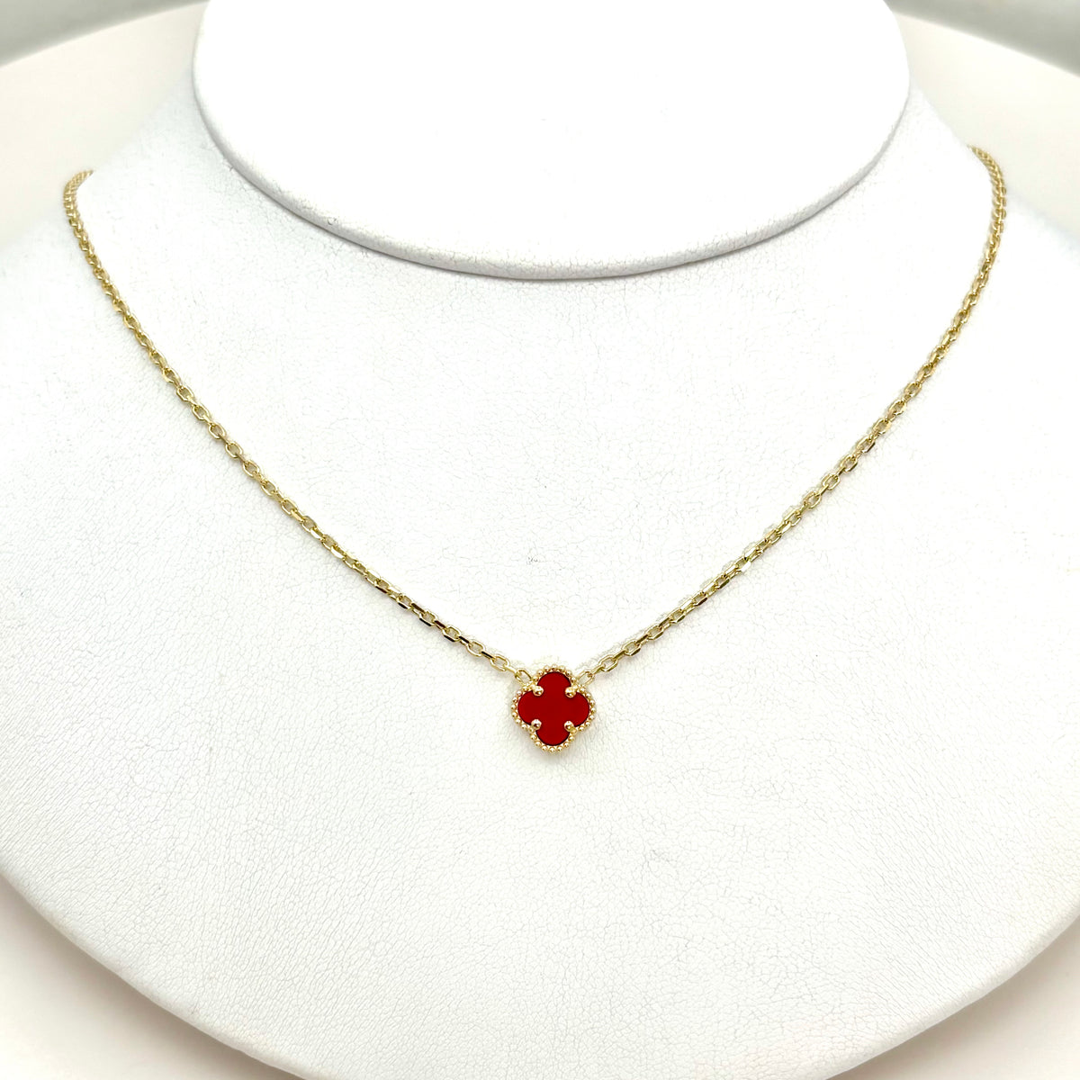 Gargantilla de trébol con piedra jaspe roja
