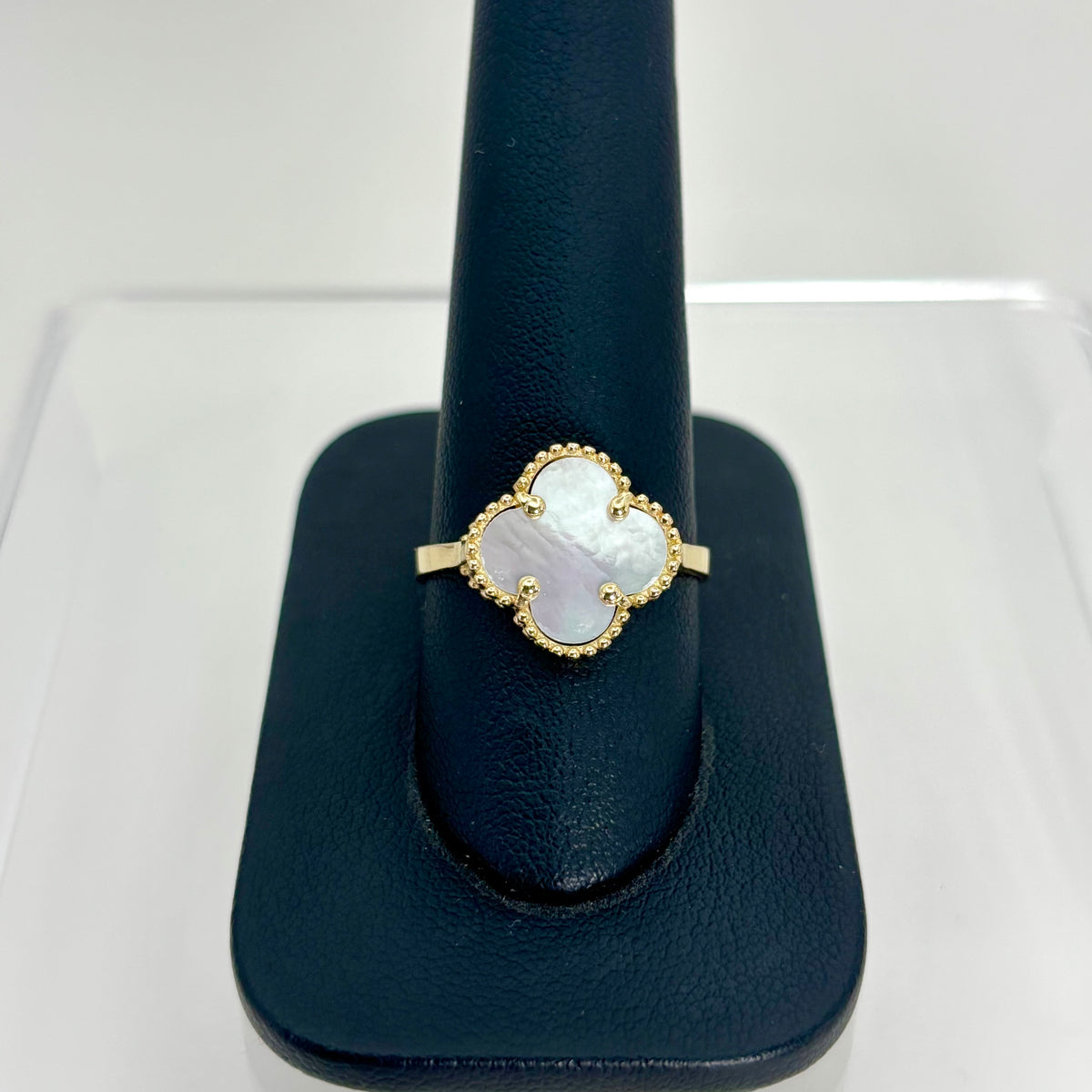 Anillo de trébol de oro 14k con piedra madre perla