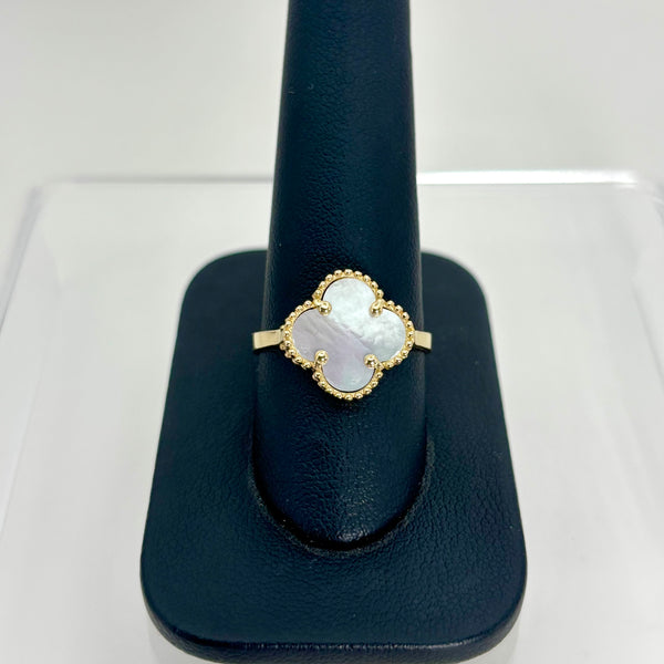 Anillo de trébol de oro 14k con piedra madre perla
