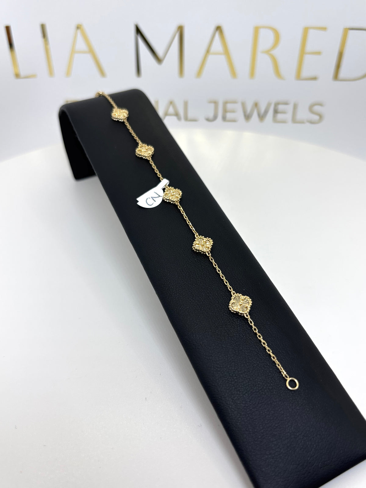Pulsera de tréboles pequeños dorados de oro 14k