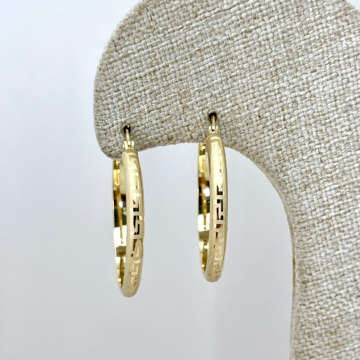 Arracadas de oro 14k con acabado de grecas Mod. 2522