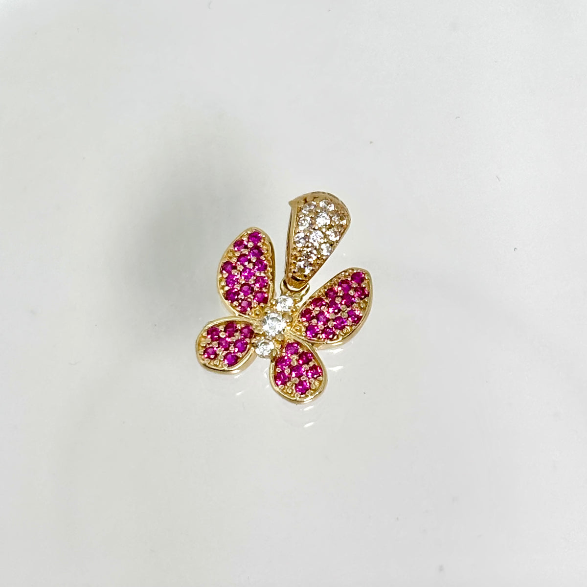 Dije de mariposa de oro 14k con incrustaciones de circonias
