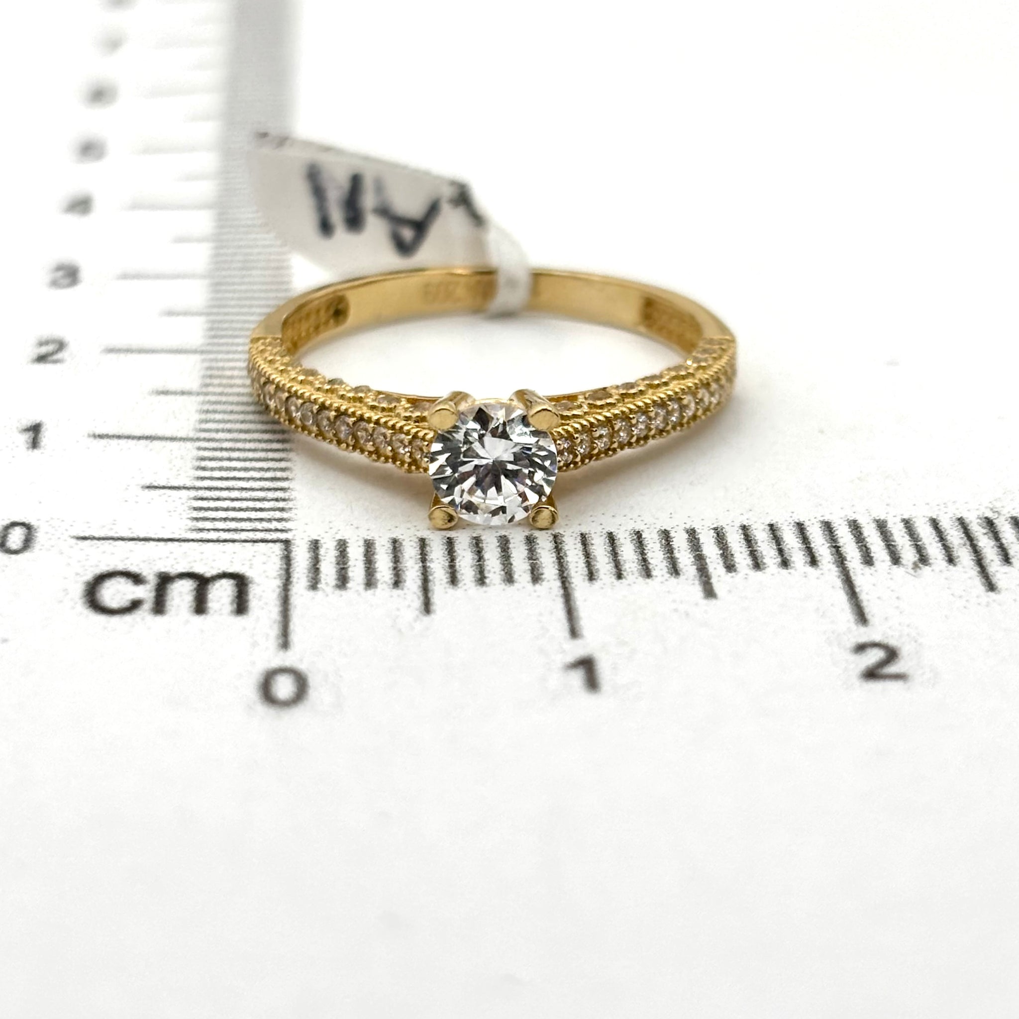 Anillo de compromiso con incrustaciones de cirnconias y piedra