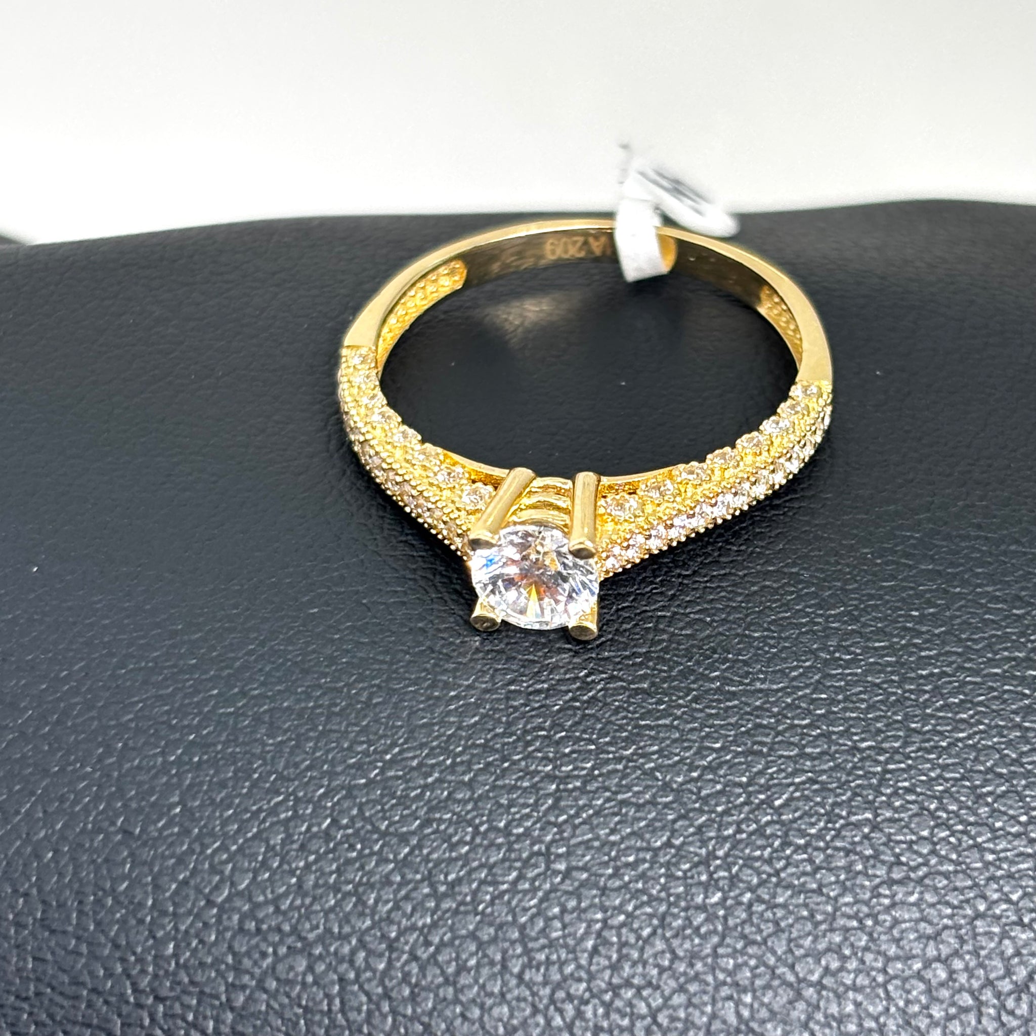 Anillo de compromiso con incrustaciones de cirnconias y piedra