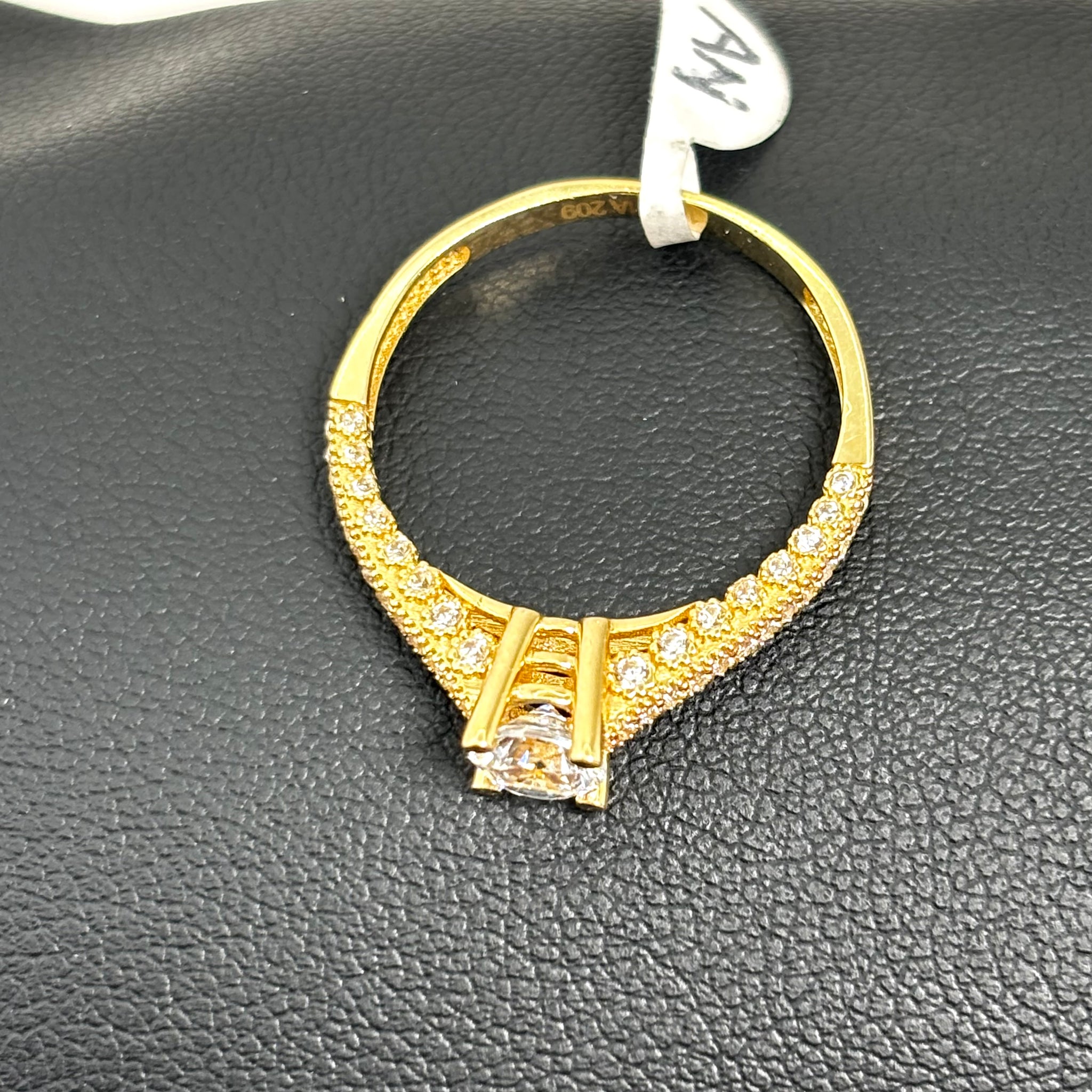 Anillo de compromiso con incrustaciones de cirnconias y piedra