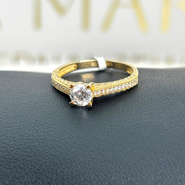 Anillo de compromiso con incrustaciones de cirnconias y piedra