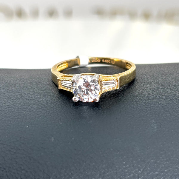 Anillo de compromiso con piedra circular y circonia baguette a los lados