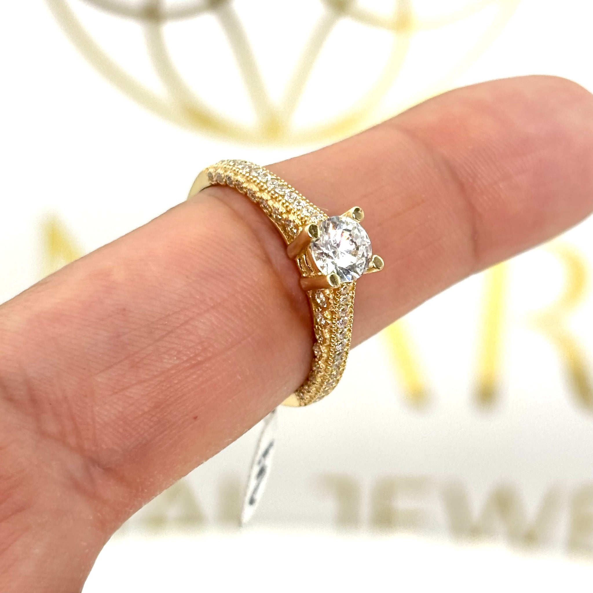 Anillo de compromiso con incrustaciones de cirnconias y piedra