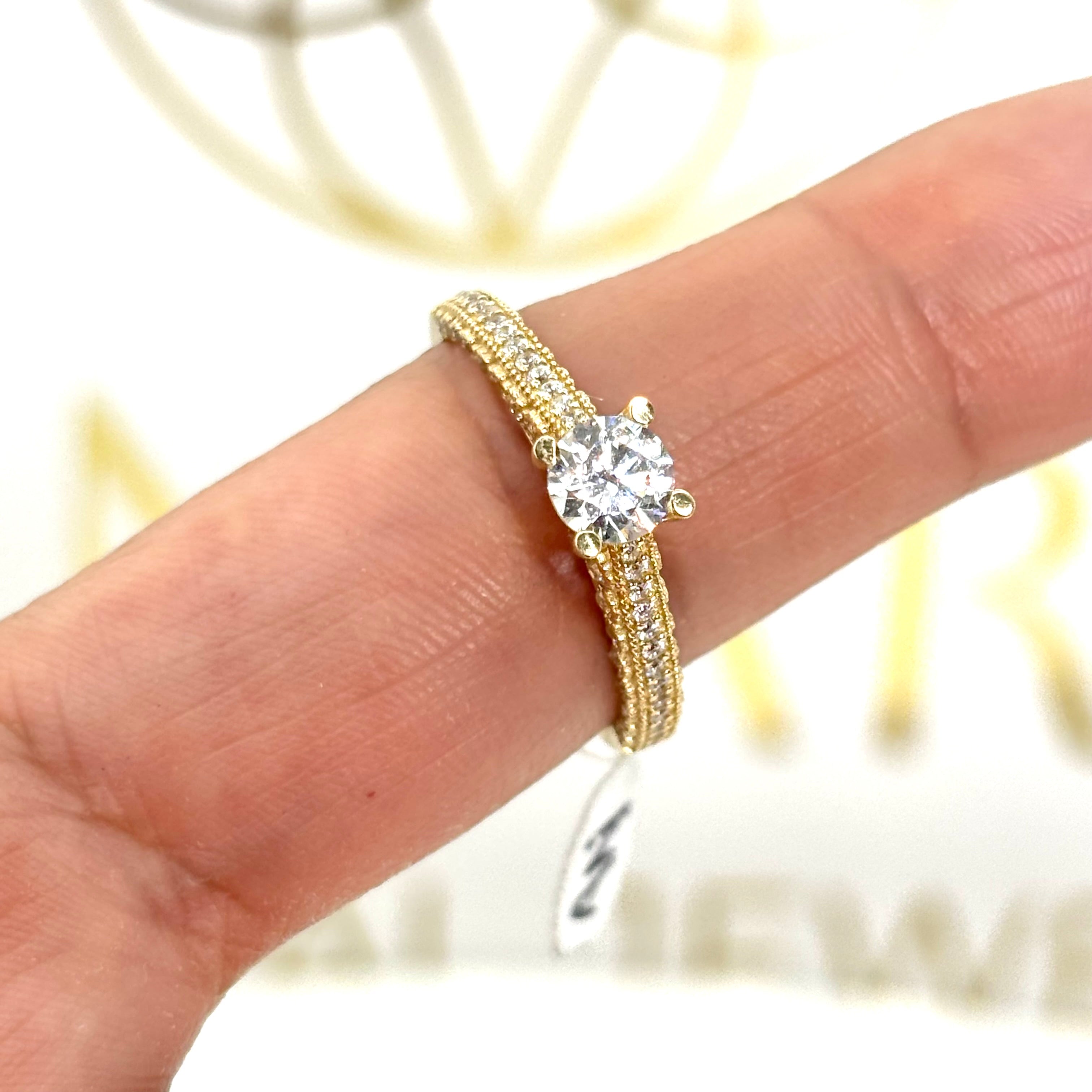 Anillo de compromiso con incrustaciones de cirnconias y piedra
