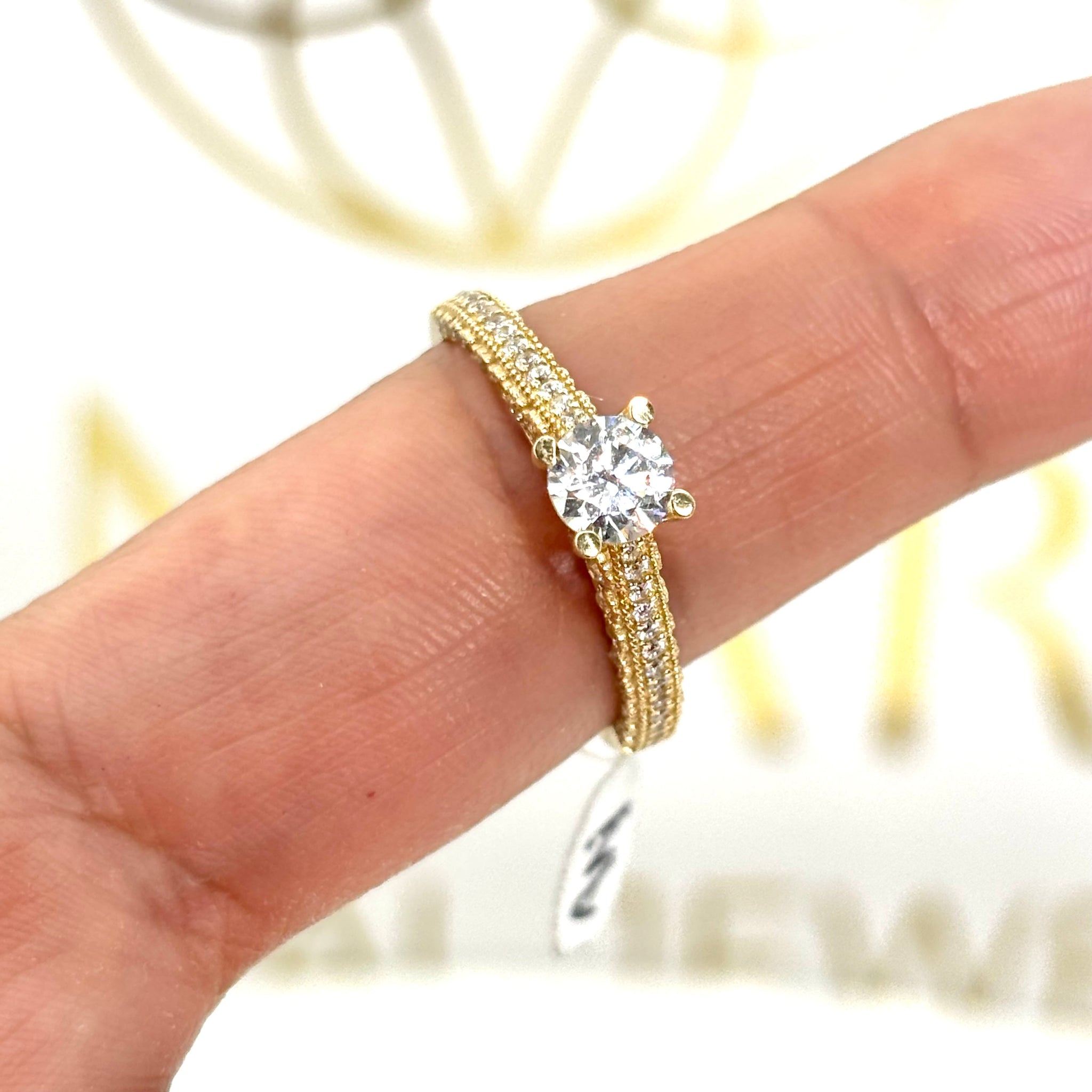 Anillo de compromiso con incrustaciones de cirnconias y piedra