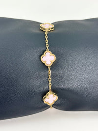 Pulsera de trébol mediano con cuarzo rosa