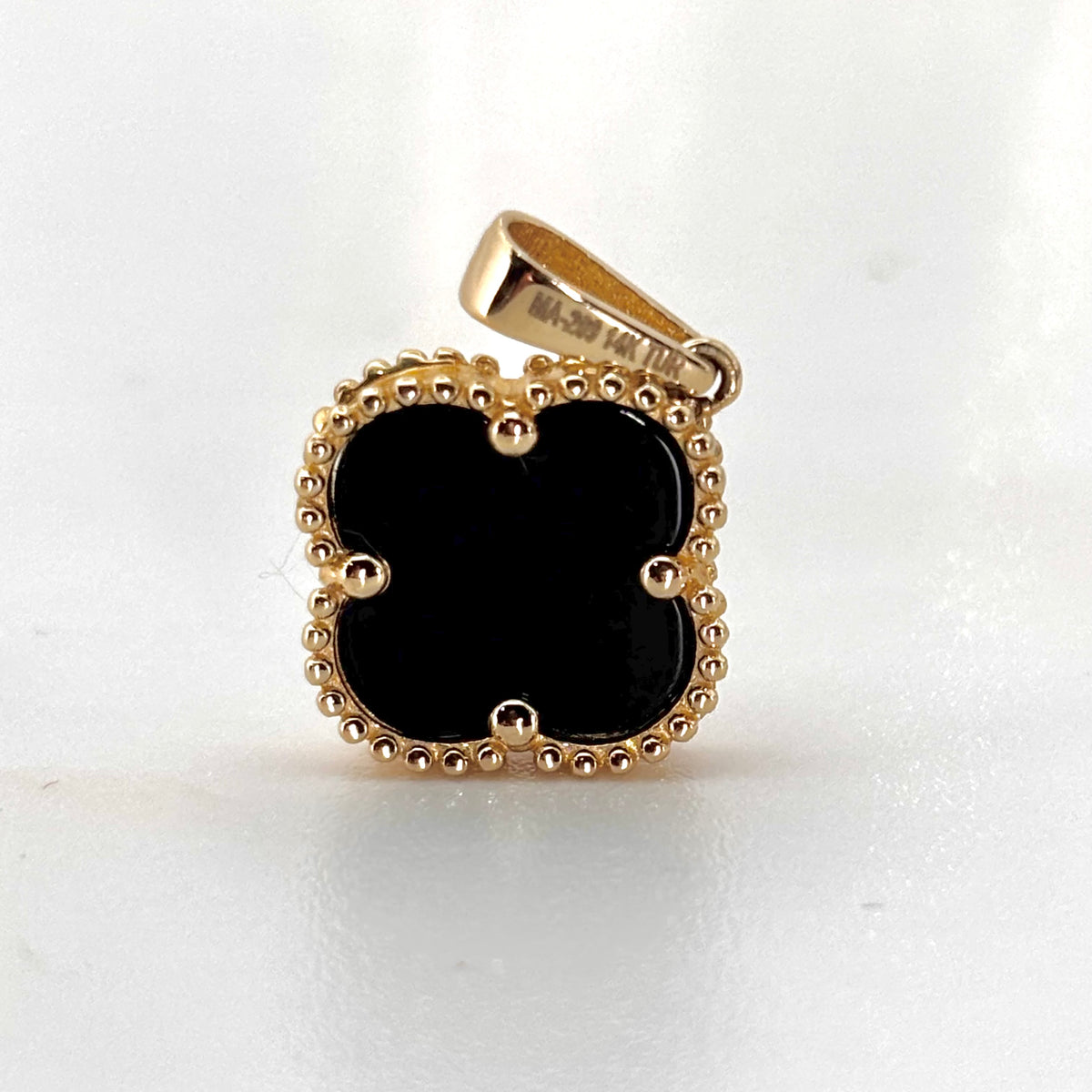 Dije de Flor Negra de oro 14k