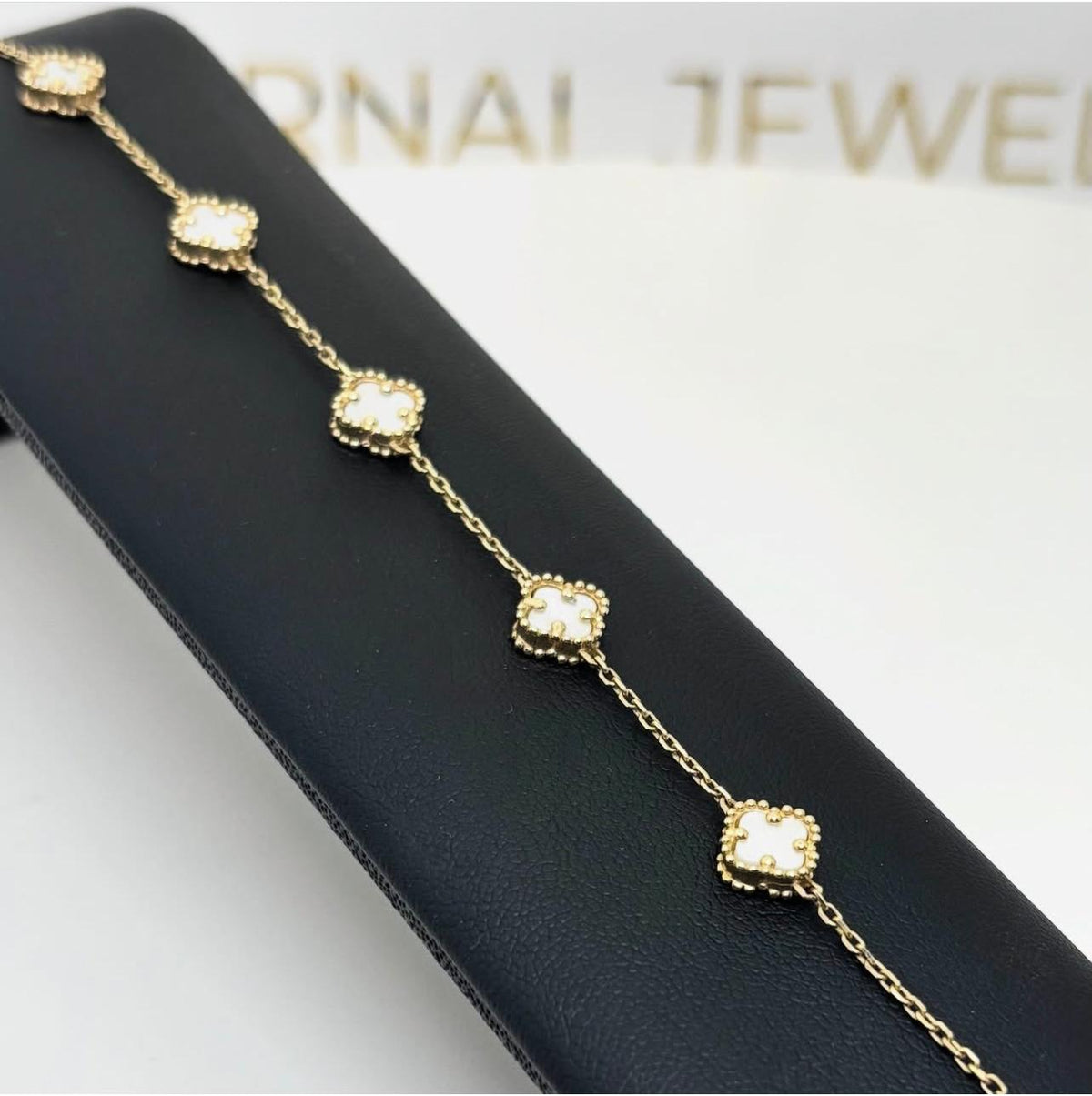 Pulsera de trébol pequeño de oro 14k con piedra madre perla