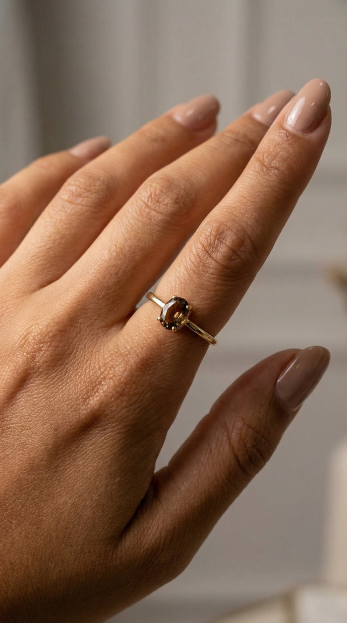 Anillo de oro 14k con circonia café Mod. 20069
