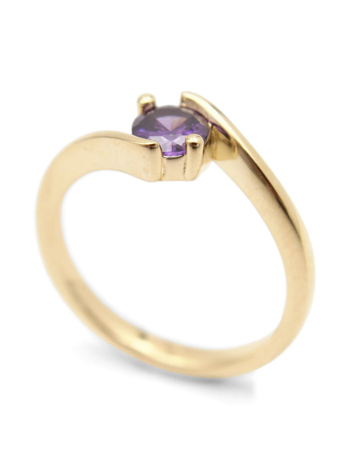 Anillo de oro 10k diseño envolvente con circonia morada Mod 5981