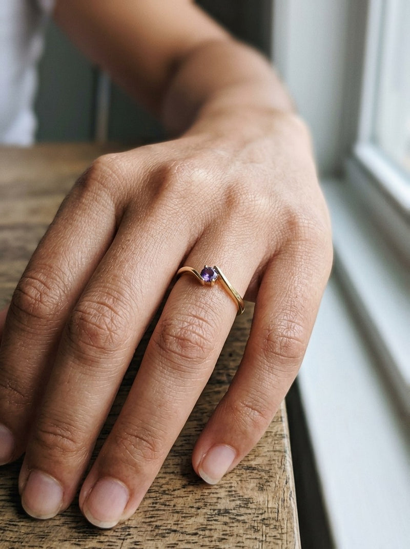 Anillo de oro 10k diseño envolvente con circonia morada Mod 5981