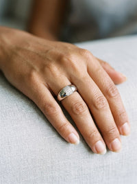 Anillo de oro blanco 14k diseño bombé con pavé de circonias Mod 5984