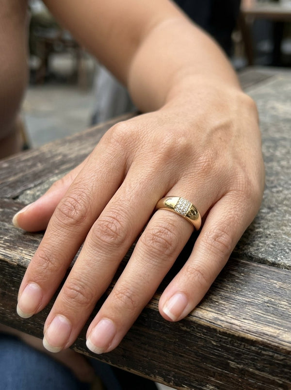 Anillo de oro amarillo 14k diseño bombé con pavé de circonias Mod 5985