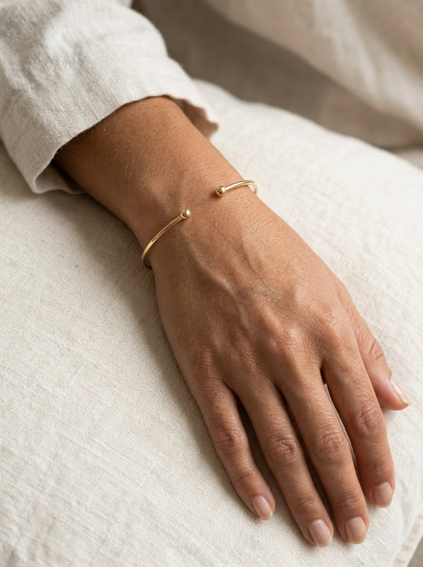 Brazalete de oro 14k abierto con esferas en los extremos Mod 5990 - 18 cm