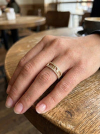 Anillo de oro 10k diseño con números romanos calados y dos filas de circonias Mod 6009