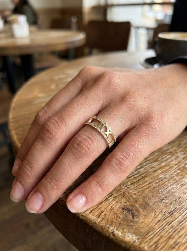 Anillo de oro 10k diseño con números romanos calados y dos filas de circonias Mod 6009