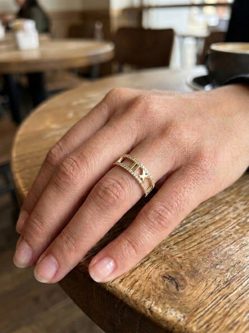 Anillo de oro 10k diseño números romanos calados y con circonias Mod 6009