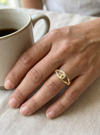 Anillo de oro 10k con lazos entrelazados y pavé de circonias Mod 6010