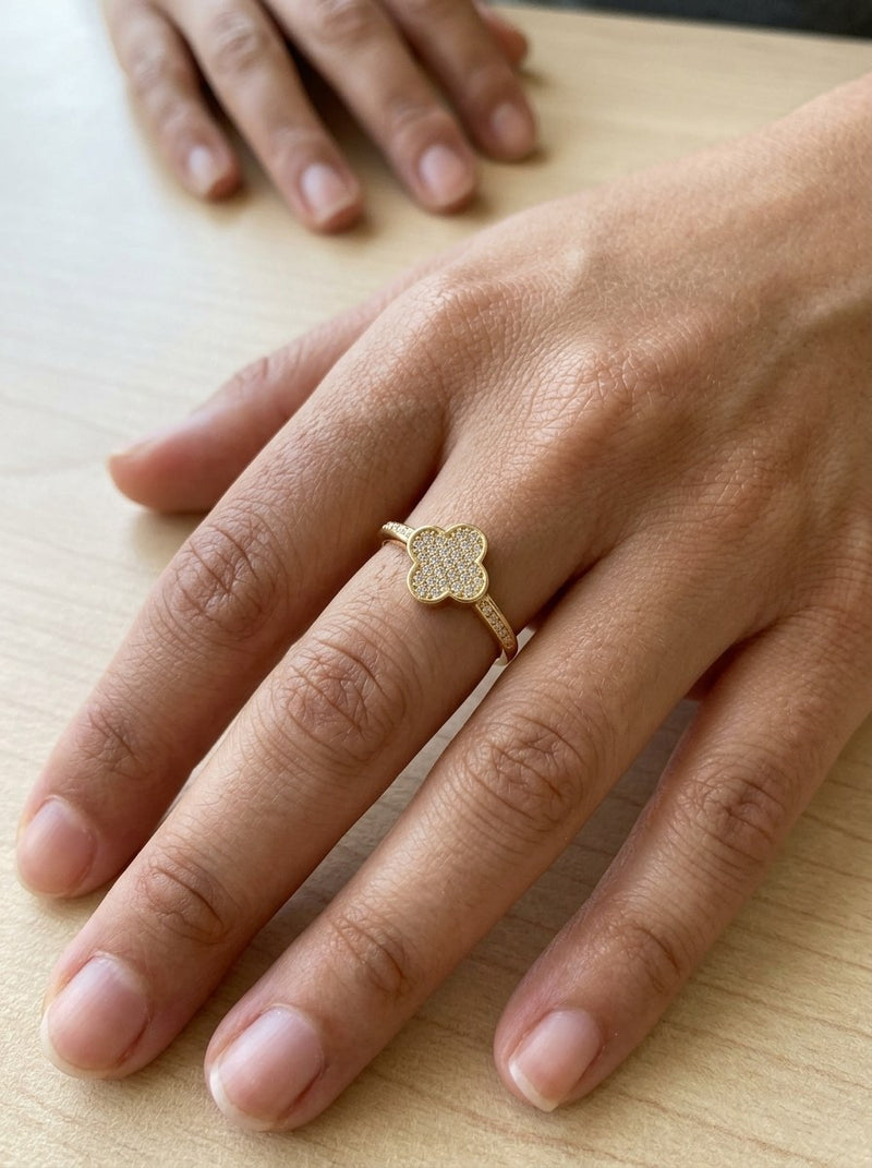 Anillo de oro 10k diseño de trébol con pavé de circonias Mod 6012