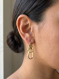 Arracadas de oro 10k diseño entrelazado de doble gota con grabado diamantado Mod 6026