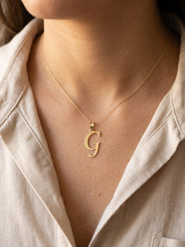 Dije de oro 14k inicial G cursiva lisa Mod 6056 - 2.2 cm