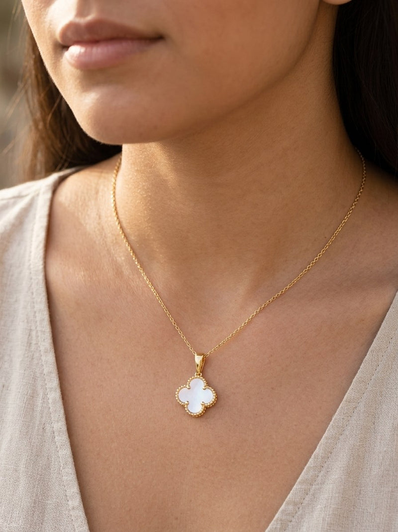 Dije de oro 14k trébol con madre perla Mod 6063 - 1.5 cm