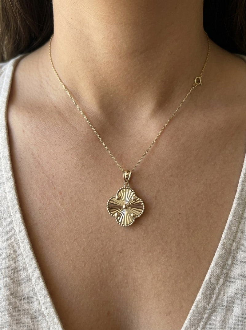 Dije de oro 14k trébol diamantado delgado Mod 6066 - 1.5 cm