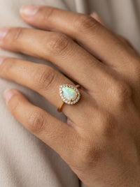 Anillo de oro 14k con ópalo en gota y halo de circonias Mod 6070