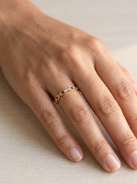 Anillo de oro 14k de eslabones con circonias Mod 6077