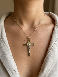 Dije de oro 10k de cruz de San Benito mediana con Cristo en oro blanco Mod 6094 - 4 cm