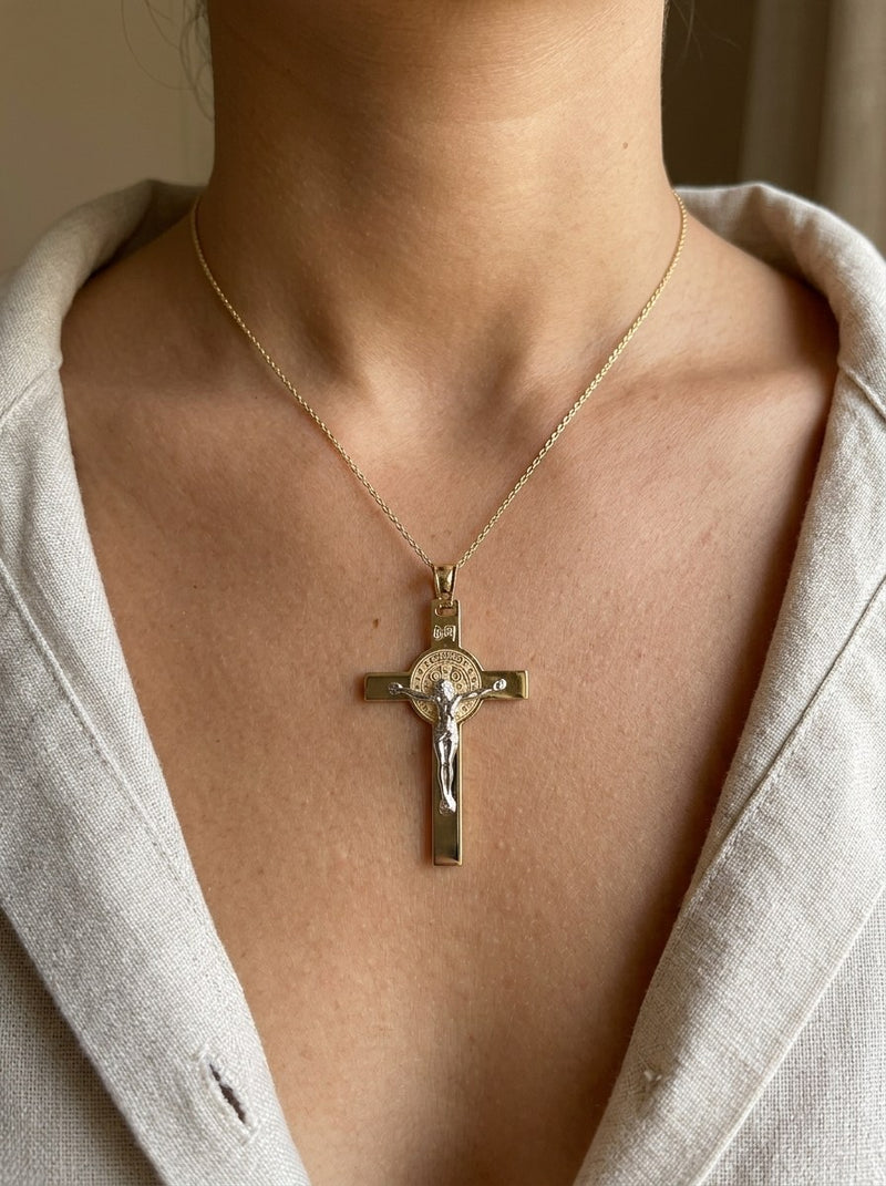Dije de oro 10k de cruz de San Benito mediana con Cristo en oro blanco Mod 6094 - 4 cm