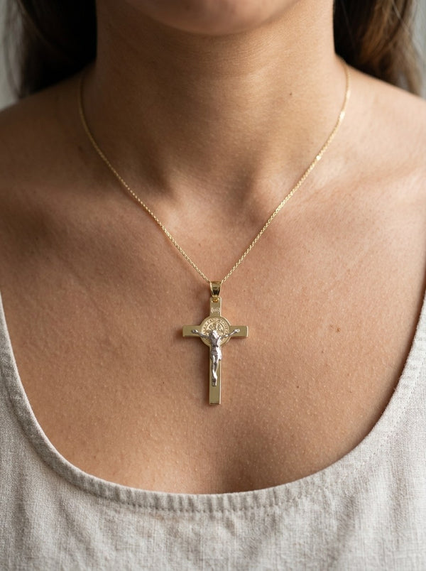 Dije de oro 10k de cruz de San Benito chica con Cristo en oro blanco Mod 6095 - 3 cm