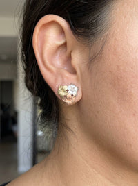 Aretes de oro 10k de flor del pensamiento con tres flores en tres tonos Mod 6096